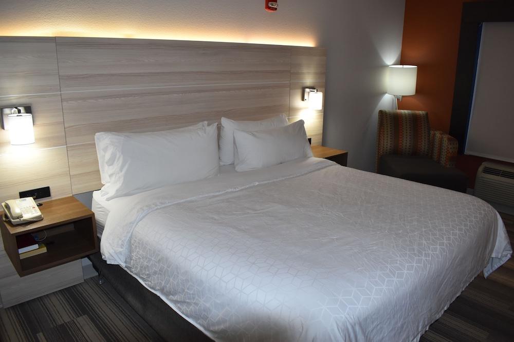 Holiday Inn Express Hotel & Suites Mcpherson By Ihg Dış mekan fotoğraf
