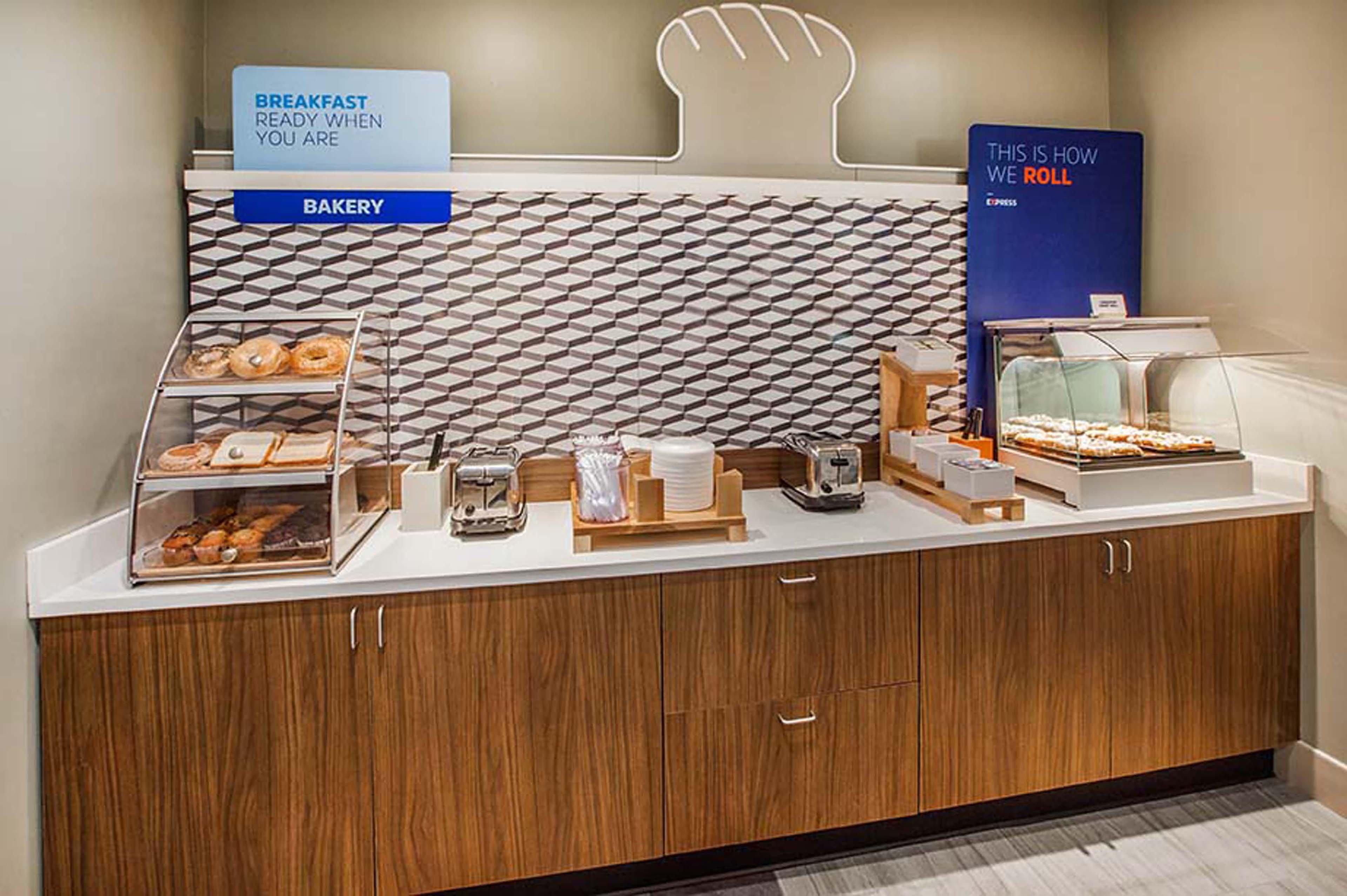 Holiday Inn Express Hotel & Suites Mcpherson By Ihg Dış mekan fotoğraf