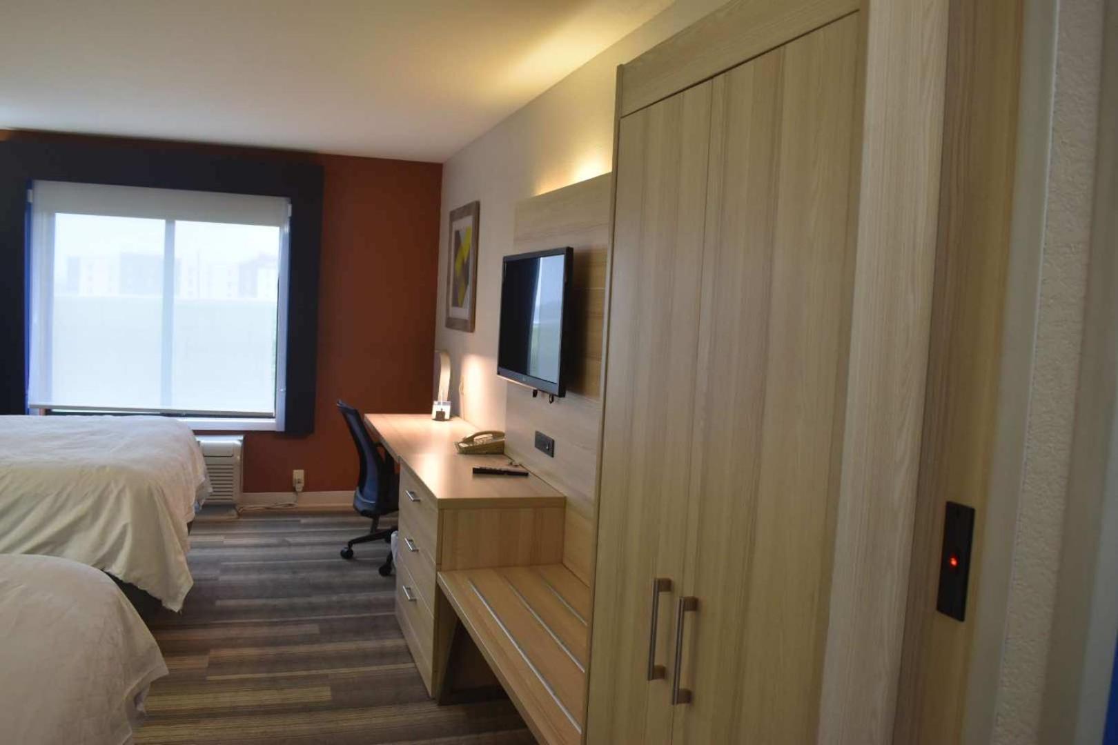 Holiday Inn Express Hotel & Suites Mcpherson By Ihg Dış mekan fotoğraf