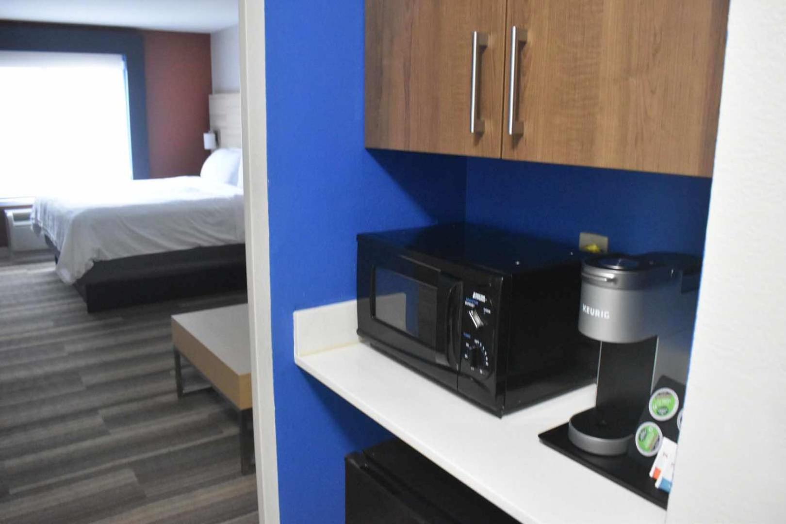 Holiday Inn Express Hotel & Suites Mcpherson By Ihg Dış mekan fotoğraf