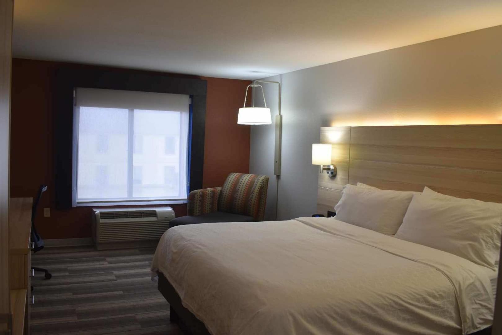 Holiday Inn Express Hotel & Suites Mcpherson By Ihg Dış mekan fotoğraf