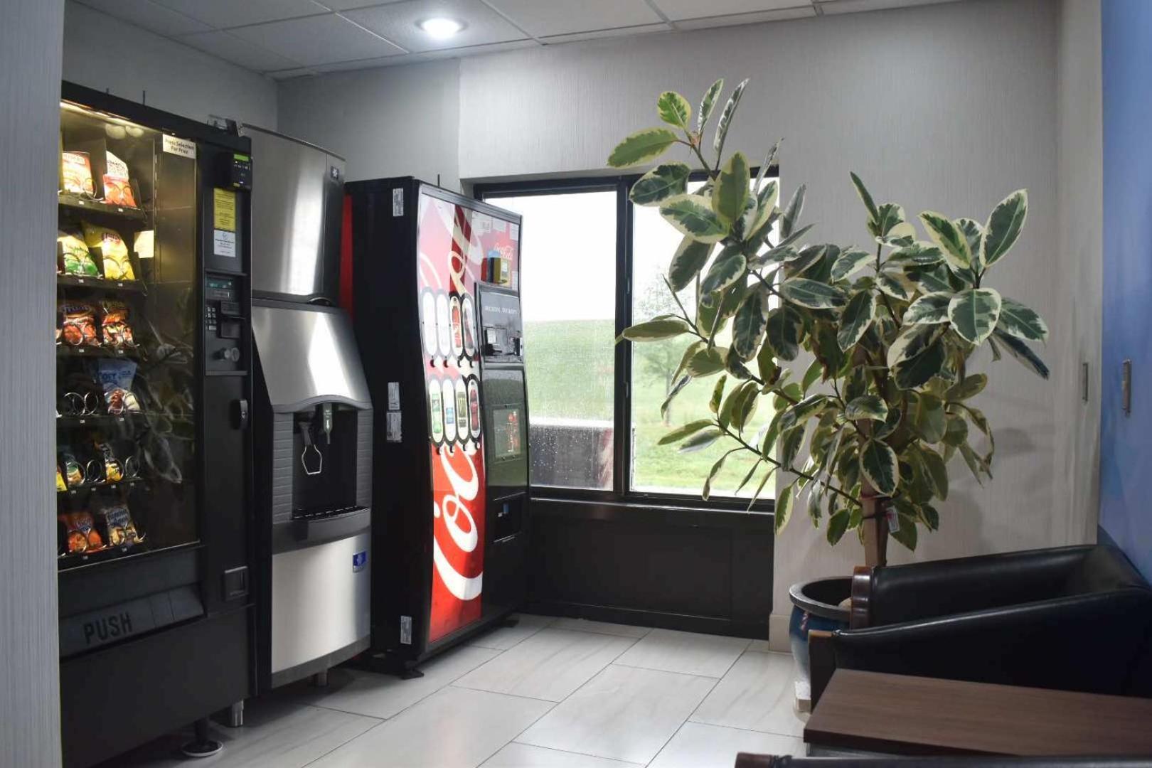 Holiday Inn Express Hotel & Suites Mcpherson By Ihg Dış mekan fotoğraf