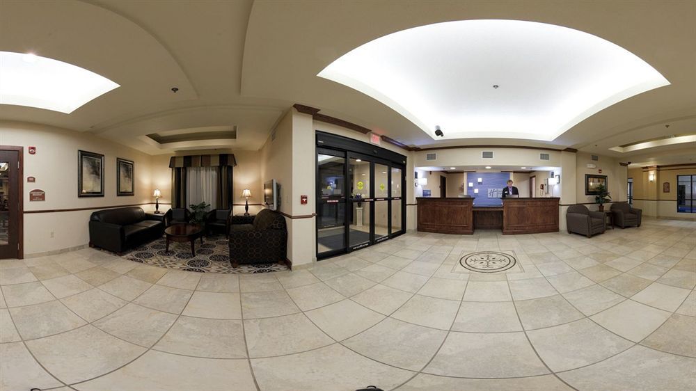 Holiday Inn Express Hotel & Suites Mcpherson By Ihg Dış mekan fotoğraf
