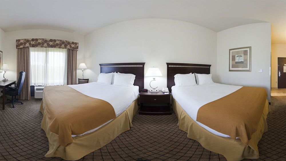 Holiday Inn Express Hotel & Suites Mcpherson By Ihg Dış mekan fotoğraf