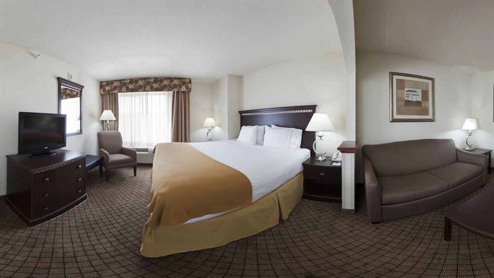 Holiday Inn Express Hotel & Suites Mcpherson By Ihg Dış mekan fotoğraf