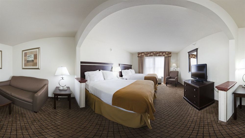 Holiday Inn Express Hotel & Suites Mcpherson By Ihg Dış mekan fotoğraf