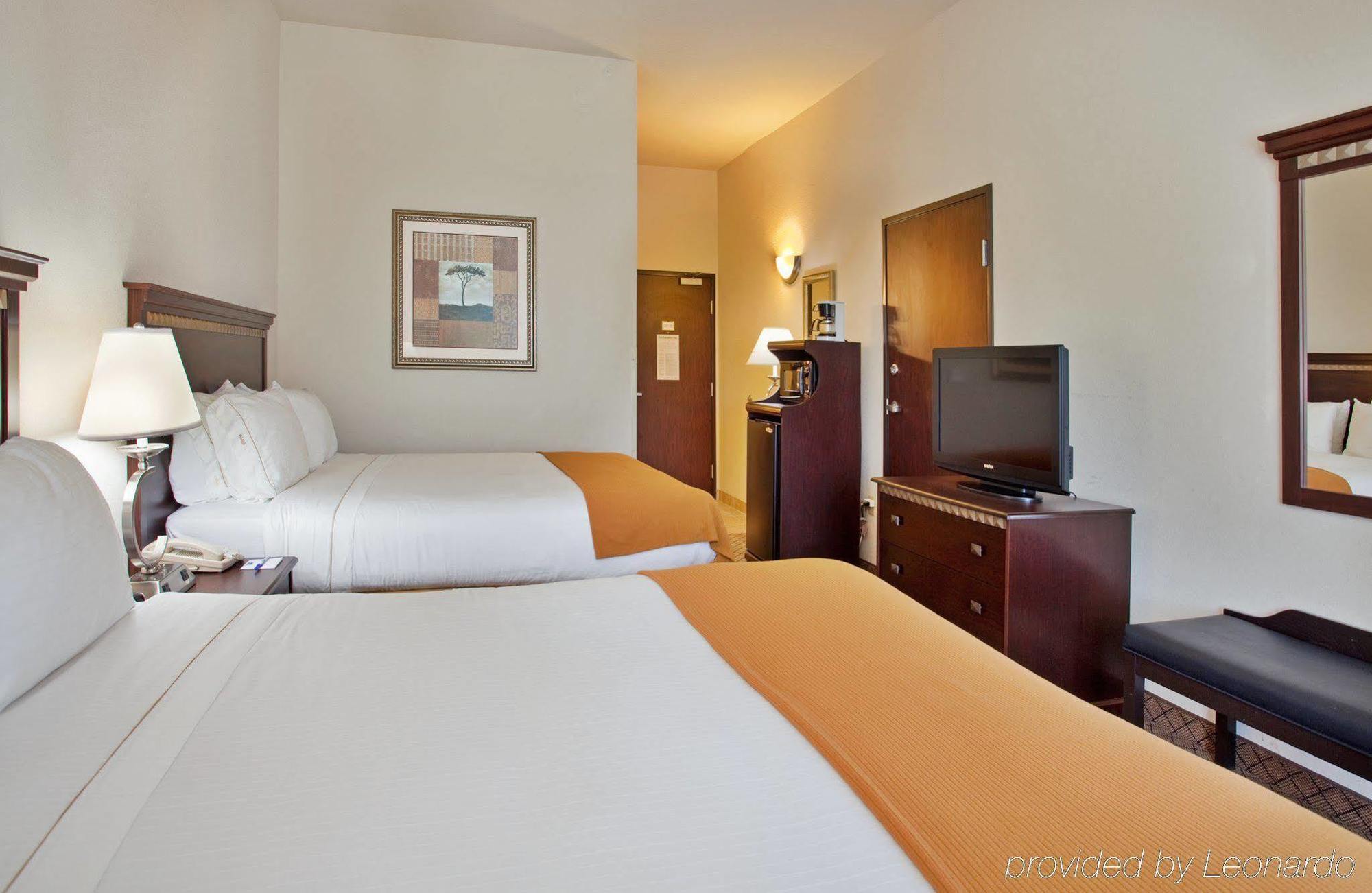 Holiday Inn Express Hotel & Suites Mcpherson By Ihg Oda fotoğraf