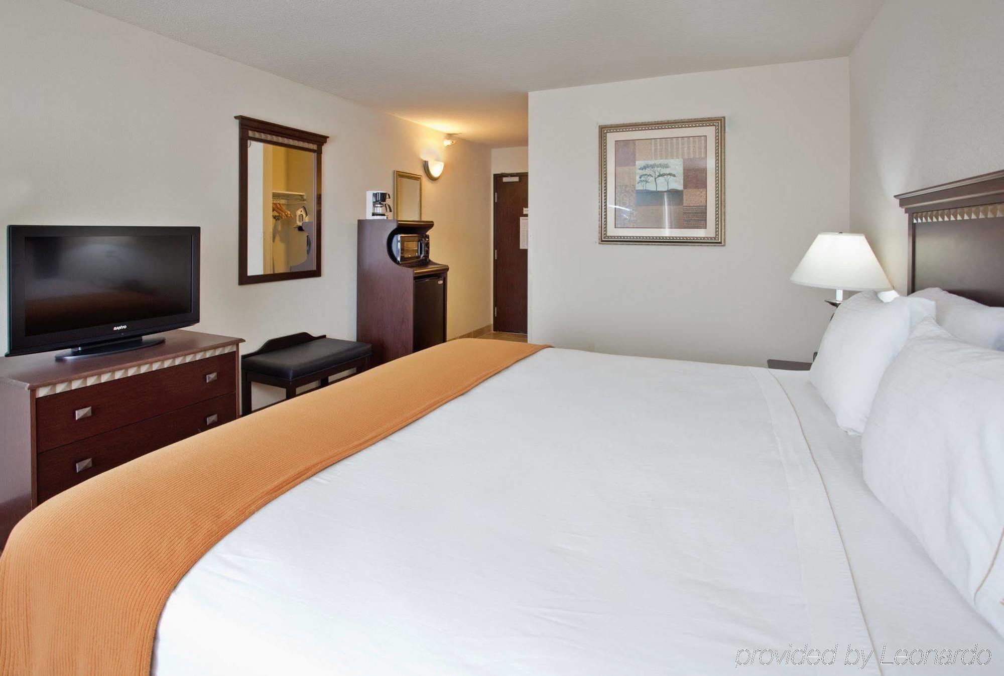 Holiday Inn Express Hotel & Suites Mcpherson By Ihg Dış mekan fotoğraf