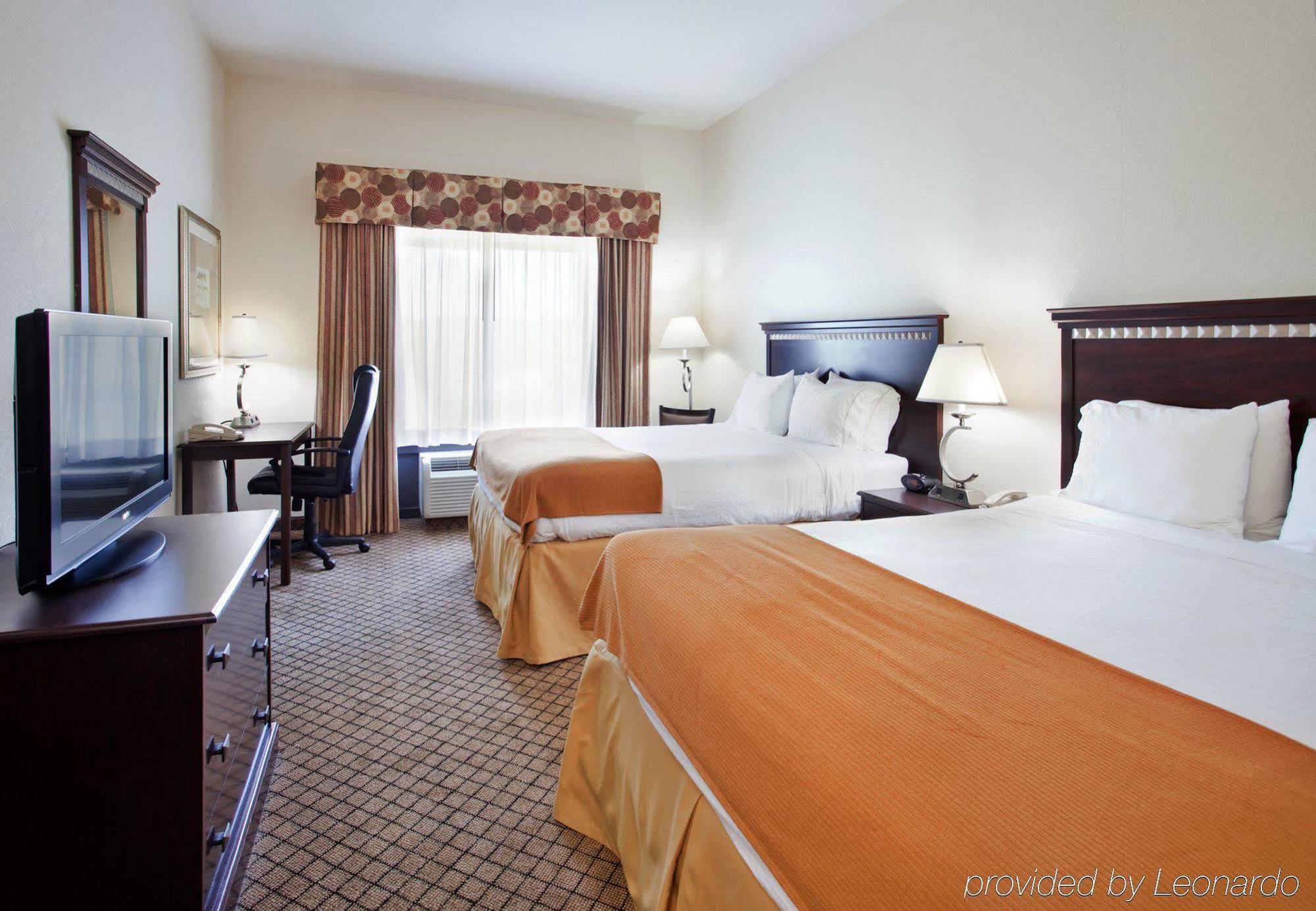 Holiday Inn Express Hotel & Suites Mcpherson, An Ihg Hotel Dış mekan fotoğraf