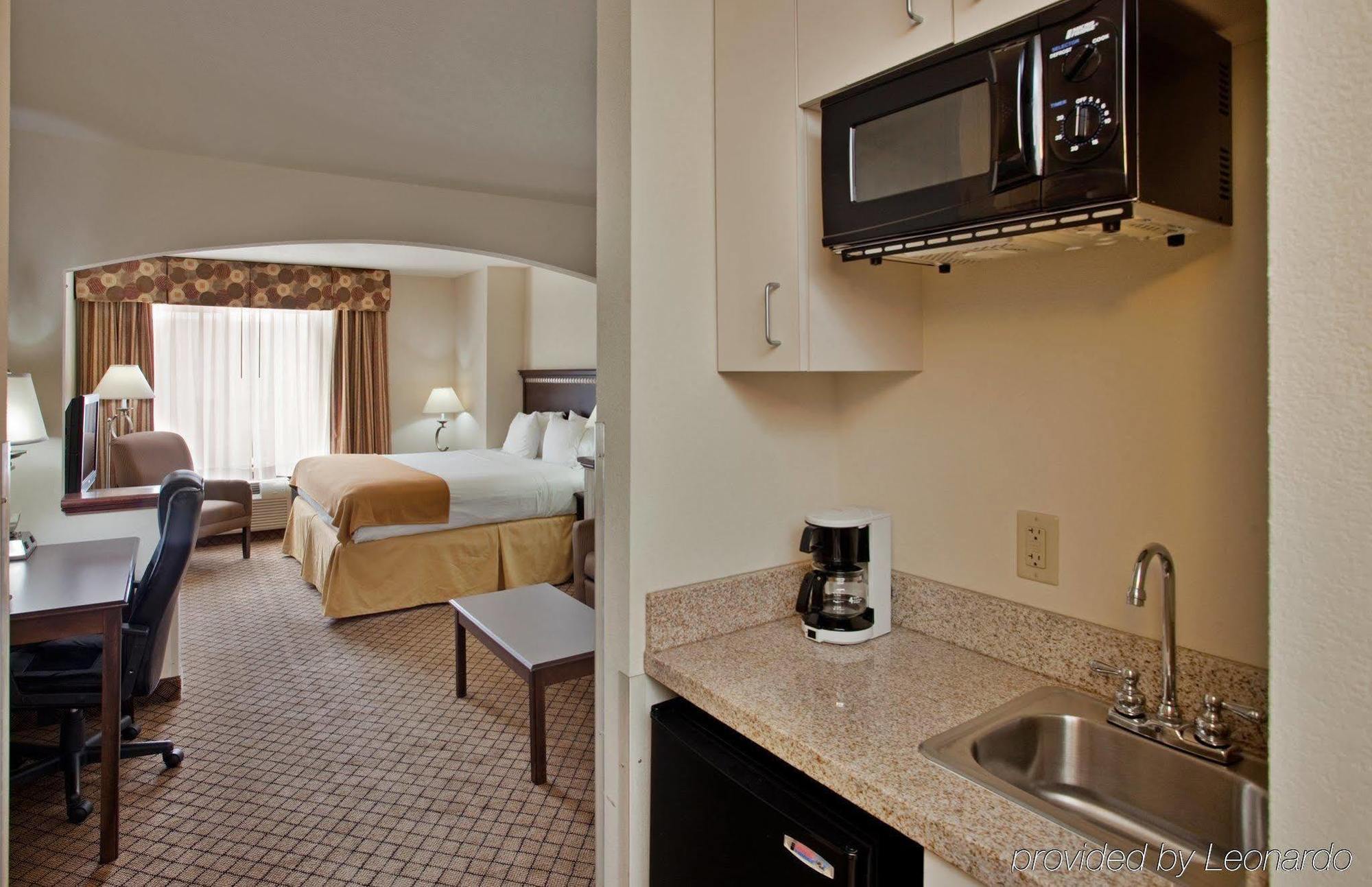 Holiday Inn Express Hotel & Suites Mcpherson By Ihg Oda fotoğraf
