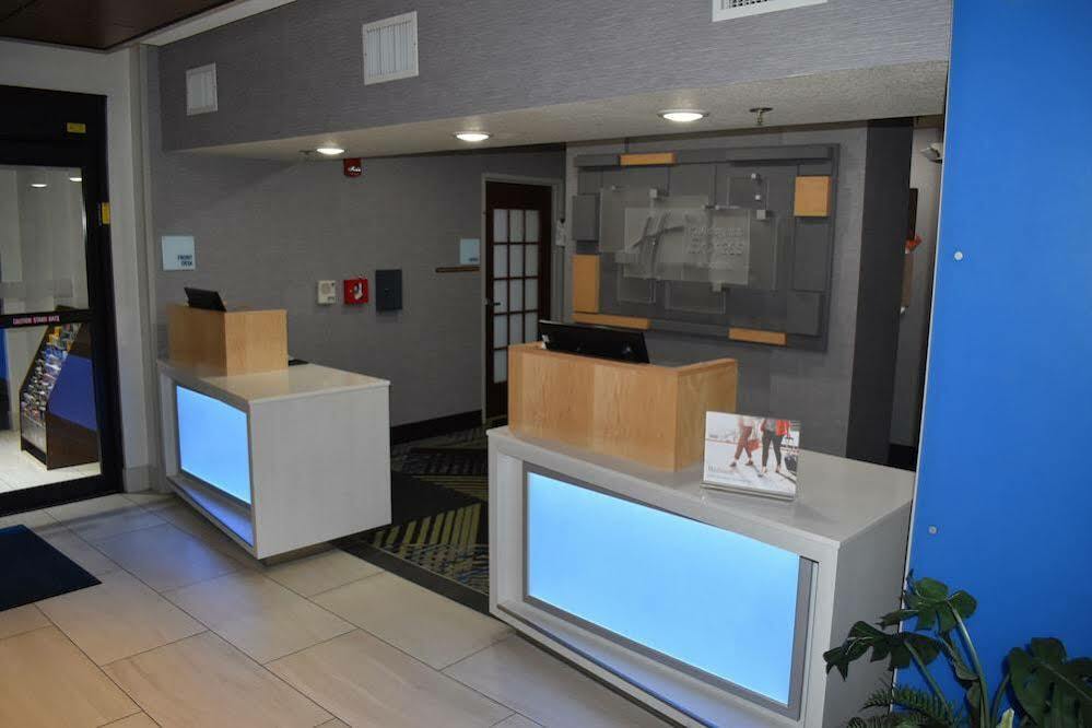 Holiday Inn Express Hotel & Suites Mcpherson By Ihg Dış mekan fotoğraf