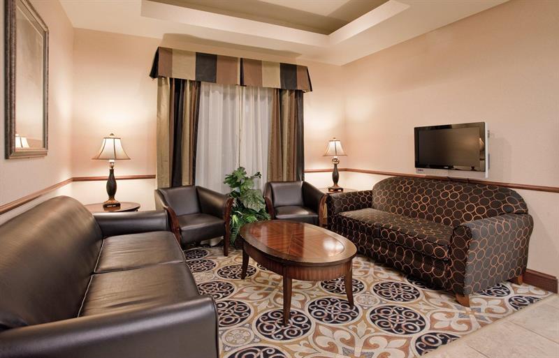 Holiday Inn Express Hotel & Suites Mcpherson By Ihg Dış mekan fotoğraf
